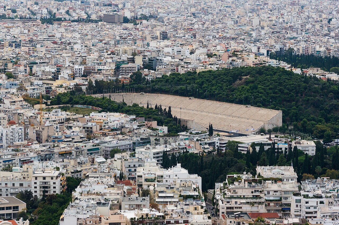 Το Παναθηναϊκό Στάδιο και το κέντρο της Αθήνας από ψηλά.